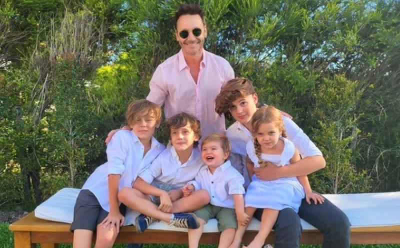 Benjamín Vicuña junto a sus hijos