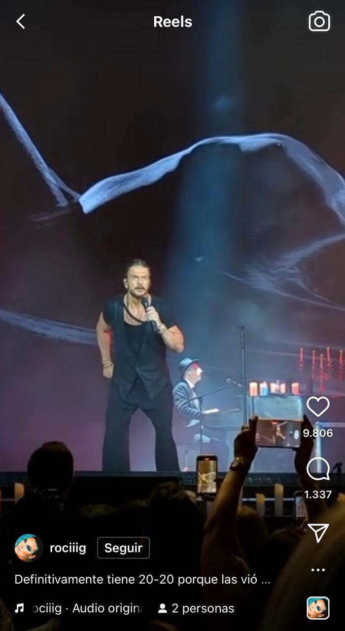 ¡Con su esposo al lado! Fan se quita la ropa en pleno concierto de Ricardo Arjona