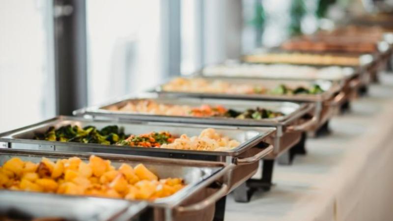 Mujer fue víctima de gordofobia en buffet de comida: le cobraron el doble por su peso