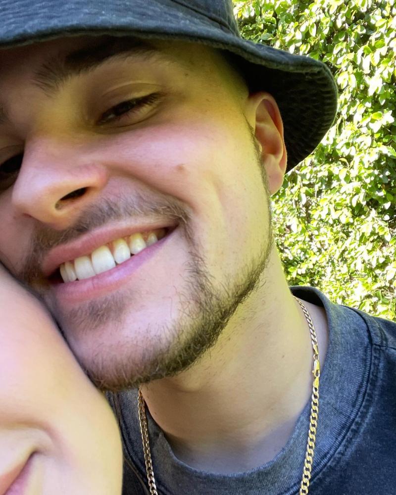 Augusto Schuster mostró parte del rostro de su pareja en mayo