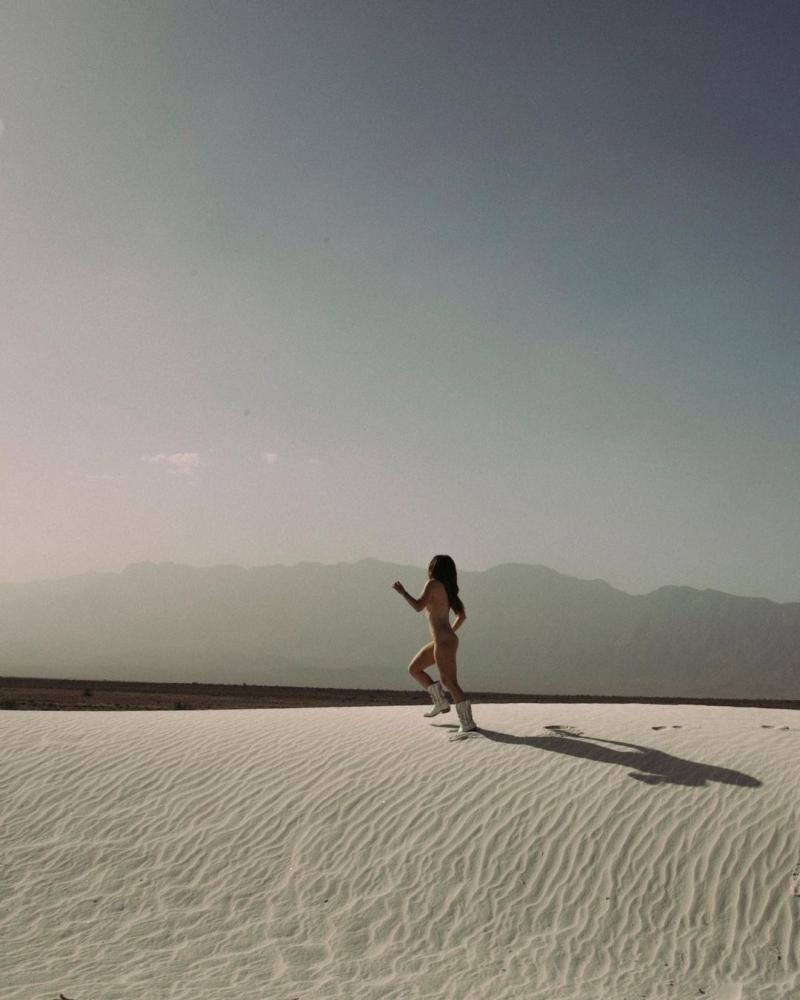 La artista compartió una íntima reflexión con su desnudo