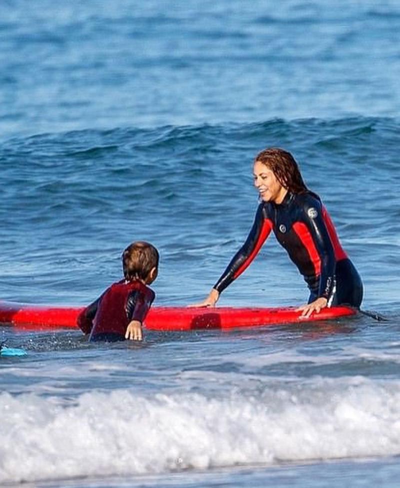 Shakira y uno de sus hijos durante el fin de semana