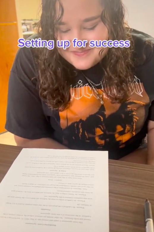 Madre obliga a su hija a firmar contrato de arriendo para seguir viviendo en su casa: “Es enseñanza”