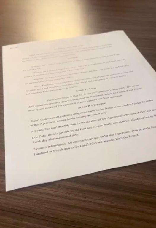 Madre obliga a su hija a firmar contrato de arriendo para seguir viviendo en su casa: “Es enseñanza”