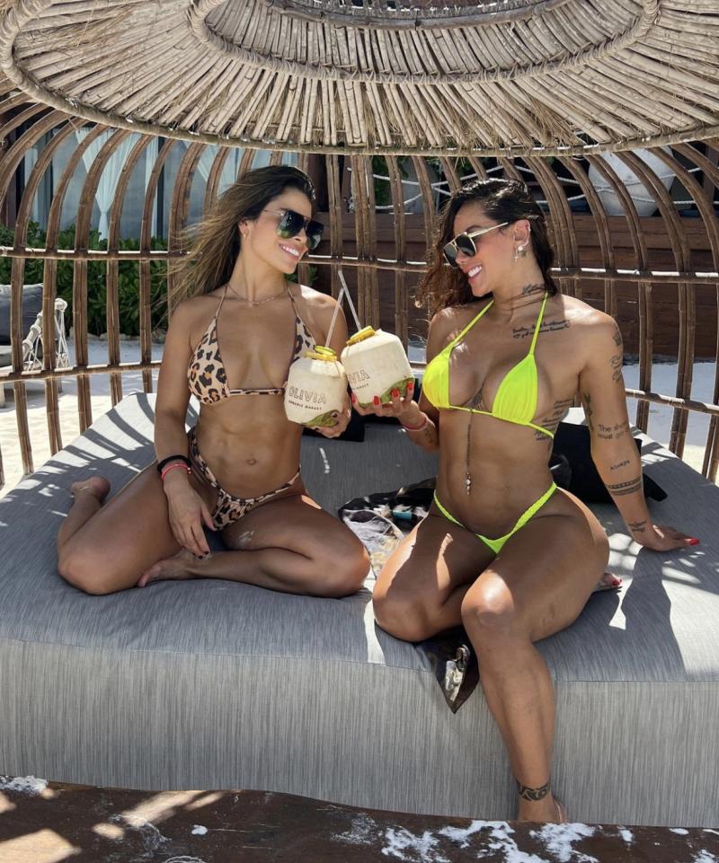 Sonia Isaza en compañía de una amiga