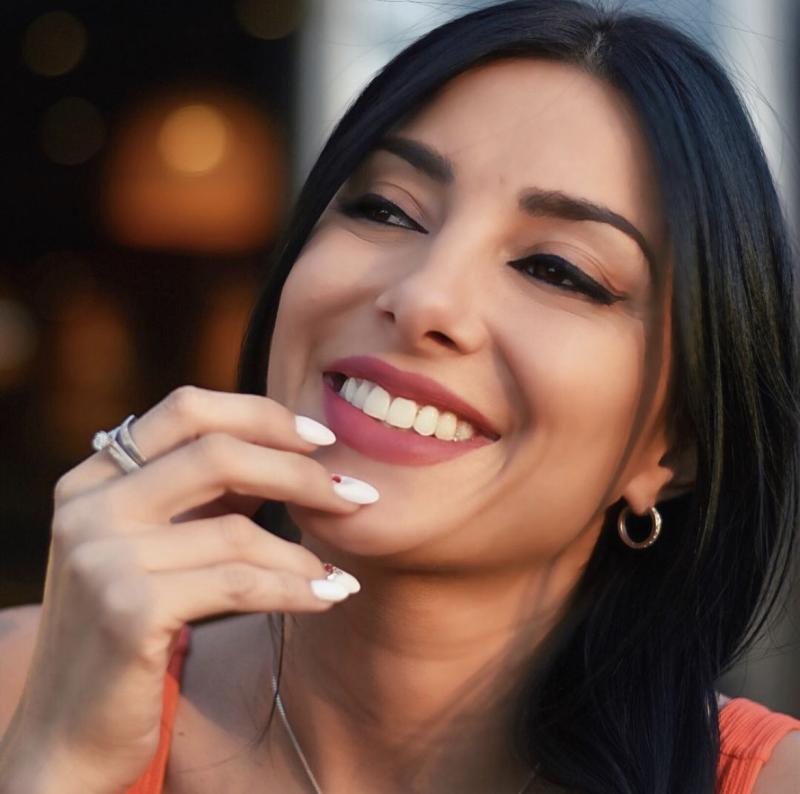 Flavia Medina es demandada por clínica dental