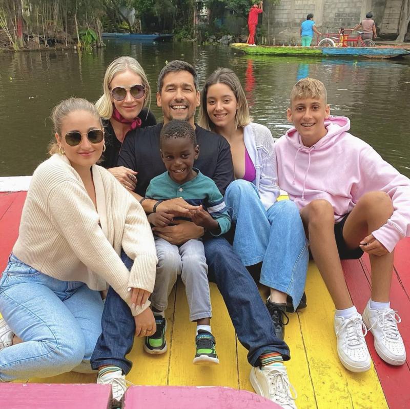 Marcela Vacarezza y Rafael Araneda disfrutando junto a sus cuatro hijos