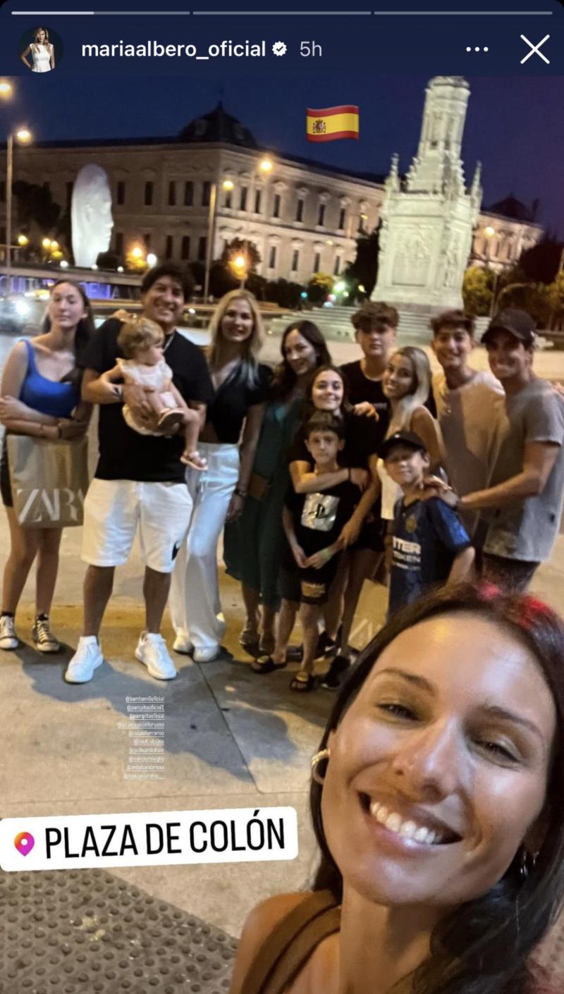 Pampita compartiendo con Iván Zamorano y María Albero en España