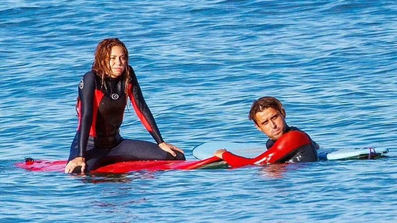 Shakira y desconocido hombre