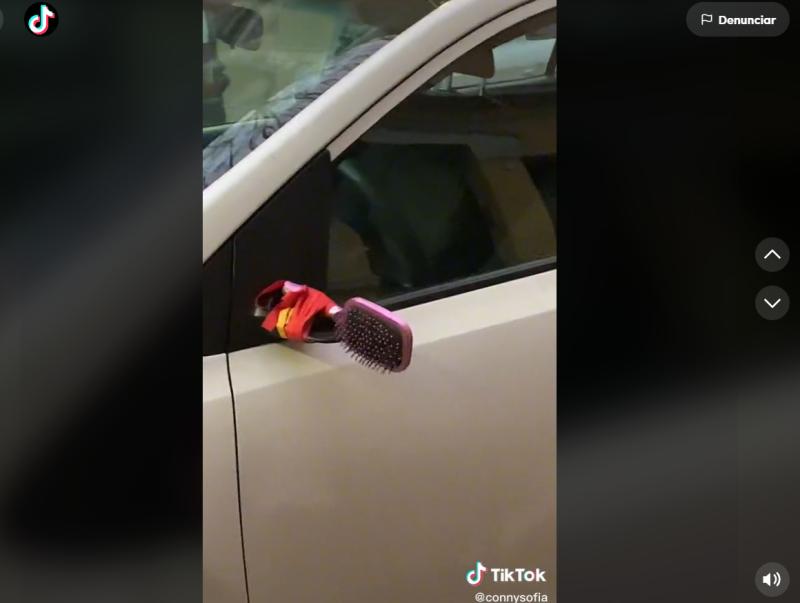 La creatividad no tiene límites: Su auto quedó sin espejos laterales y colocó un cepillo de pelo en su lugar