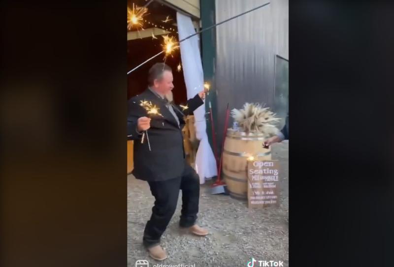 Fue a una boda, se emborrachó y provocó un incendio mientras bailaba