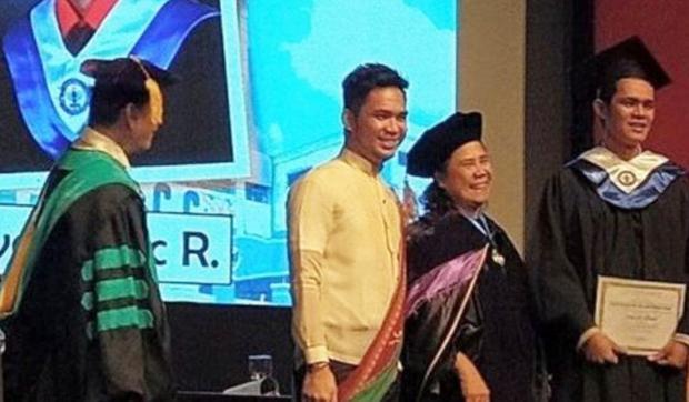 Joven se graduó con honores pero nadie de su familia lo fue a ver