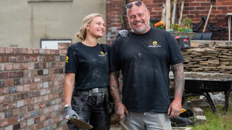 Su historia es viral: Joven dejó sus estudios para cumplir el sueño de ser albañil como su padre