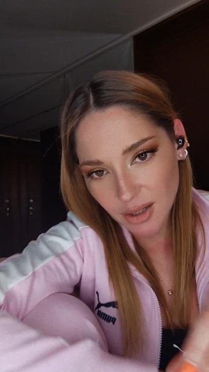 Kel Calderón llamó la atención por el color de su cuello