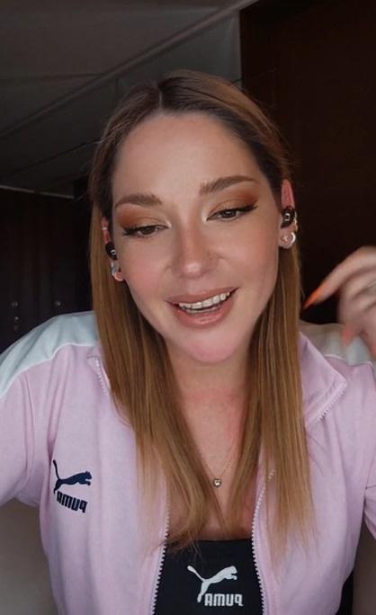 Kel Calderón llamó la atención por el color de su cuello