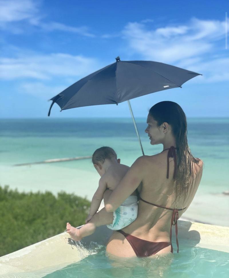 Mayte Rodríguez y Galo posando juntos en Holbox, México