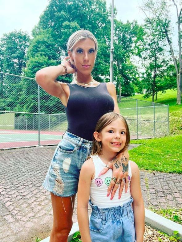 Ex adicta va con su hija a encuentros de Narcóticos Anónimos: "Es educativo"