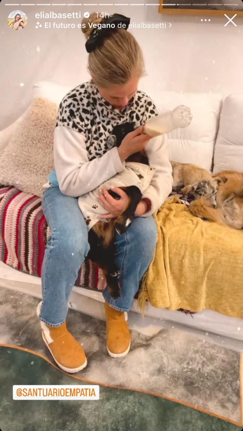 Eliana Albasetti alimentando una cabrita