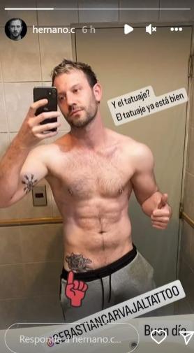 Hernán Contreras muestra su tatuaje