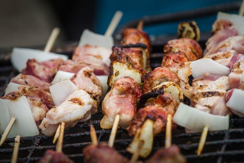 Comerciante proyecta alza en precios de las fondas: empanadas a $5 mil y terremotos a $6 mil