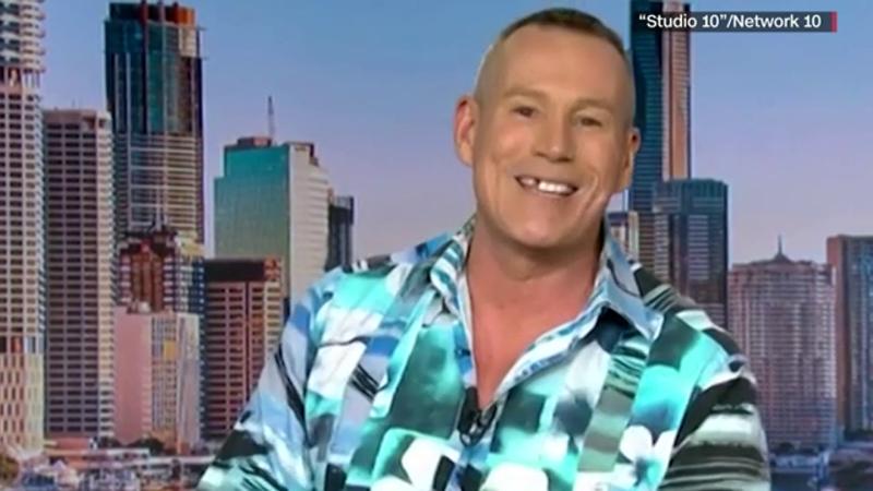 Conductor de TV perdió un diente en vivo pero siguió como si nada