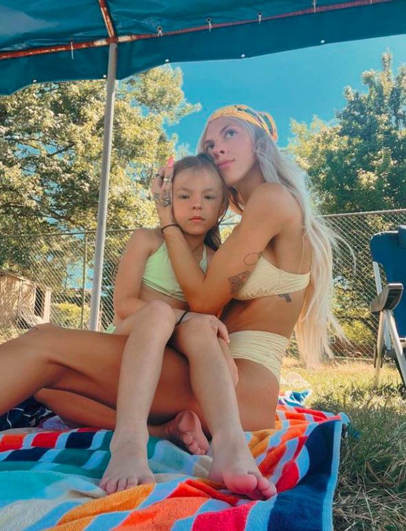 Ex adicta va con su hija a encuentros de Narcóticos Anónimos: "Es educativo"