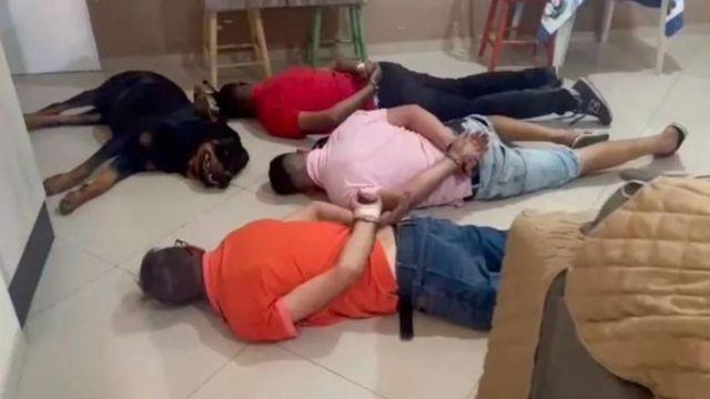 Perro guardián de banda narco “se rinde” junto a sus dueños