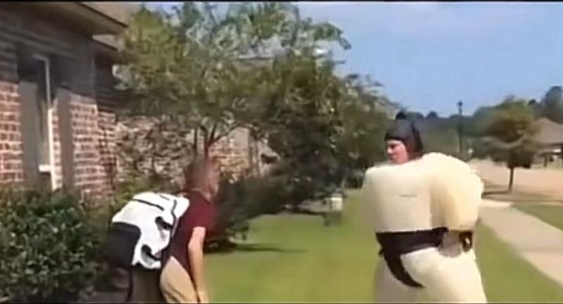 Joven espera a su hermano menor utilizando un disfraz diferente cada día