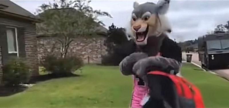 Joven espera a su hermano menor utilizando un disfraz diferente cada día