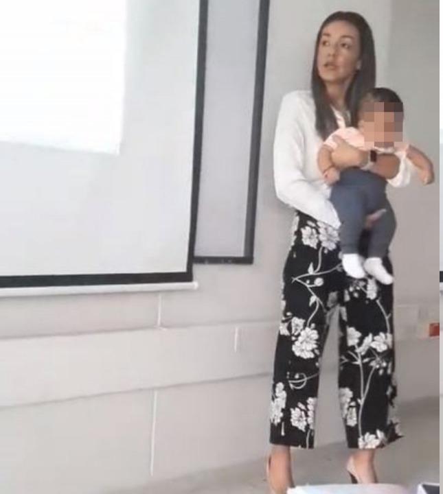 Conmovedor: Profesora cuida a bebé de su alumna para que pueda prestar atención en clases