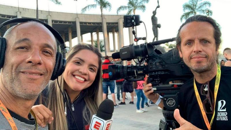 Jessica junto a su equipo