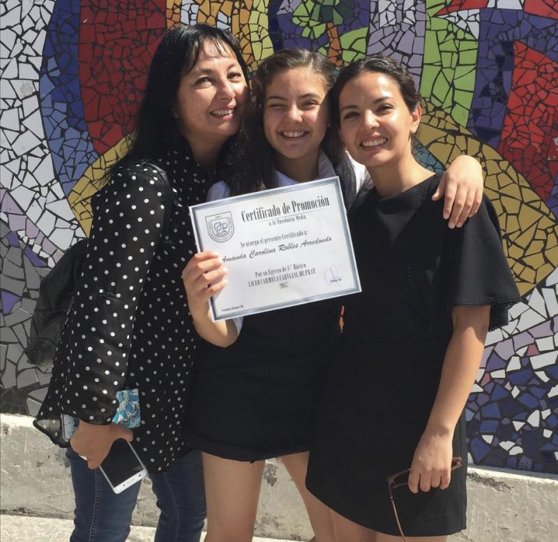 Carolina Arredondo junto a su hija y madre