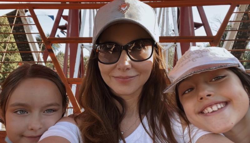 Mónica Godoy junto a sus dos hijas: Ema y Leonor