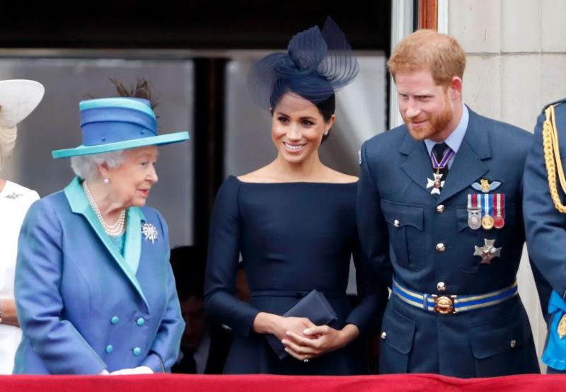 Reina Isabel II junto a Harry y Meghan