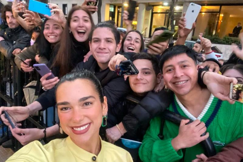 Dua Lipa con fans en Argentina
