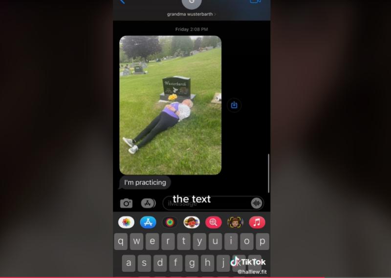 “Estoy practicando”: Abuelita posó acostada y con flores en un cementerio