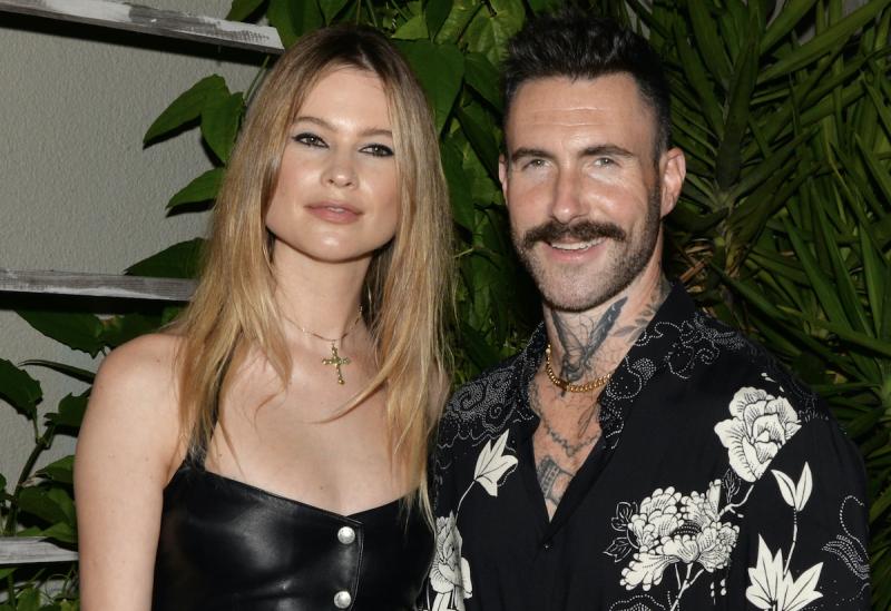 Behati Prinsloo y Adam Levine