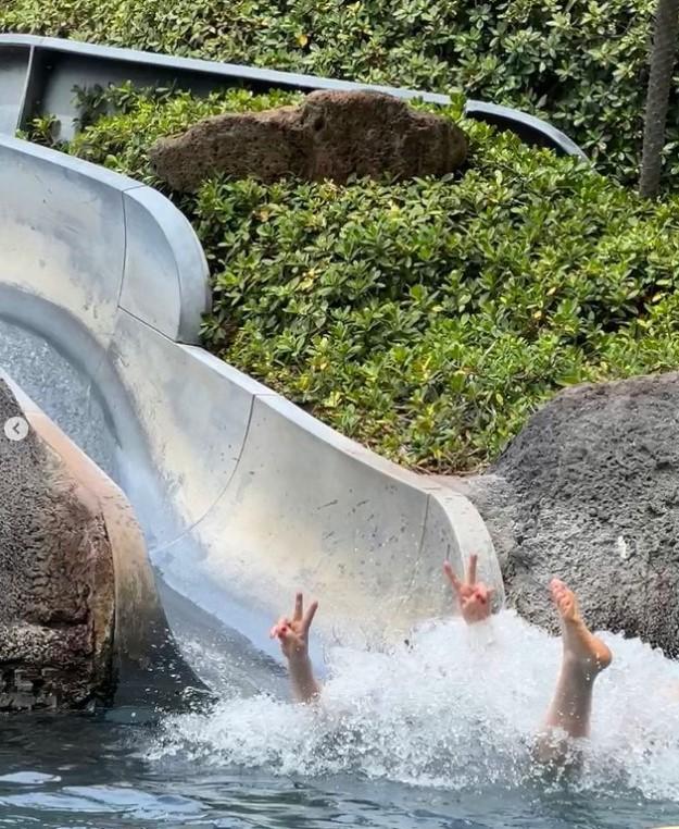Javiera Contador en el tobogán de agua