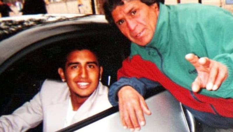 Arturo Vidal posando junto a su padre