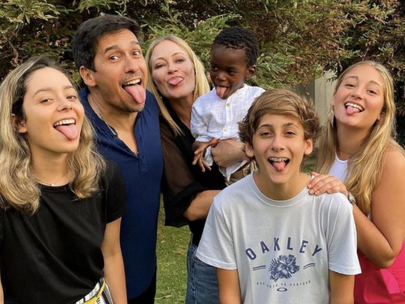 Marcela Vacarezza y Rafael Araneda posando juntos a sus hijos