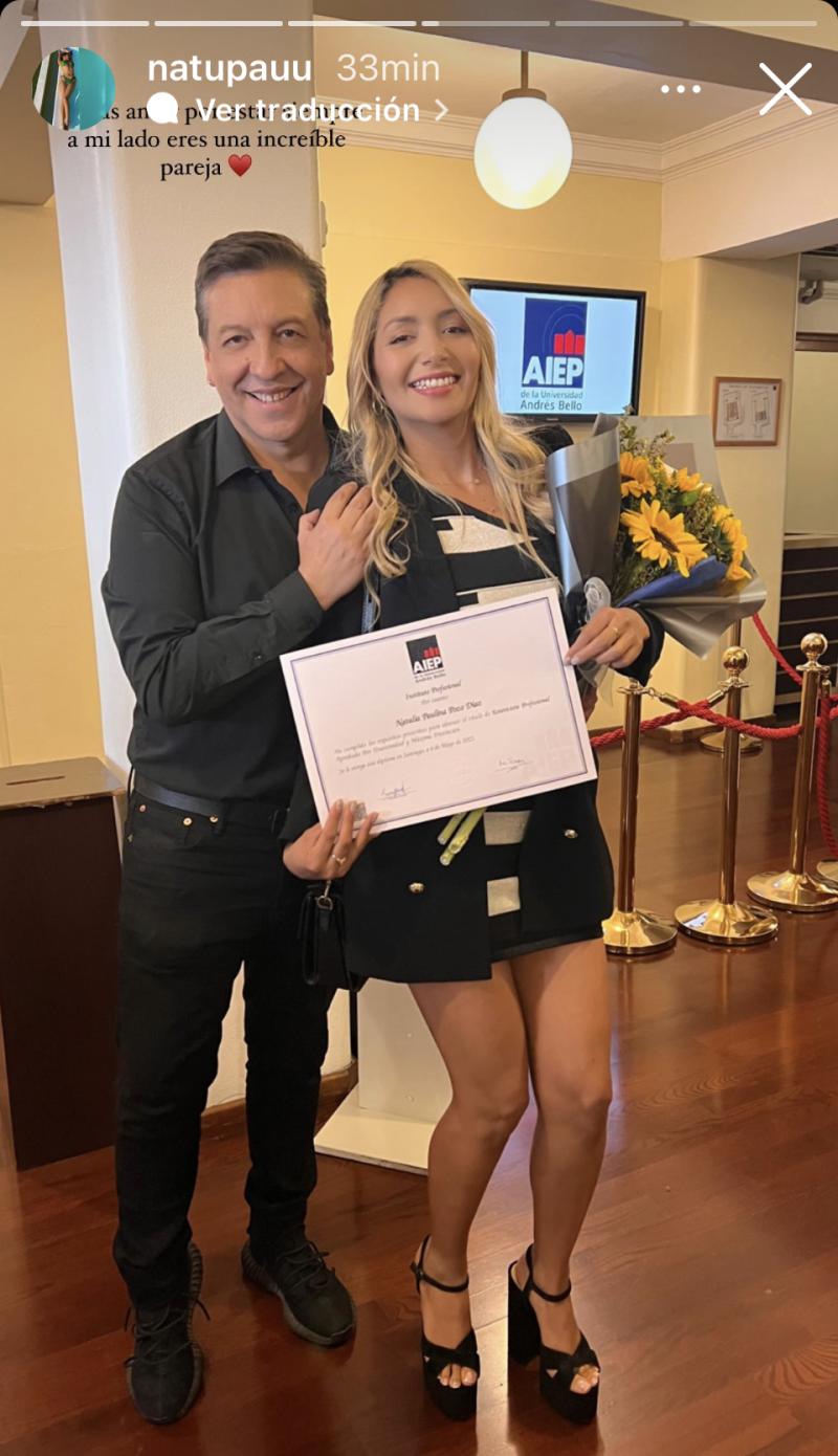 Julio César Rodríguez posando junto a Natu Paulina