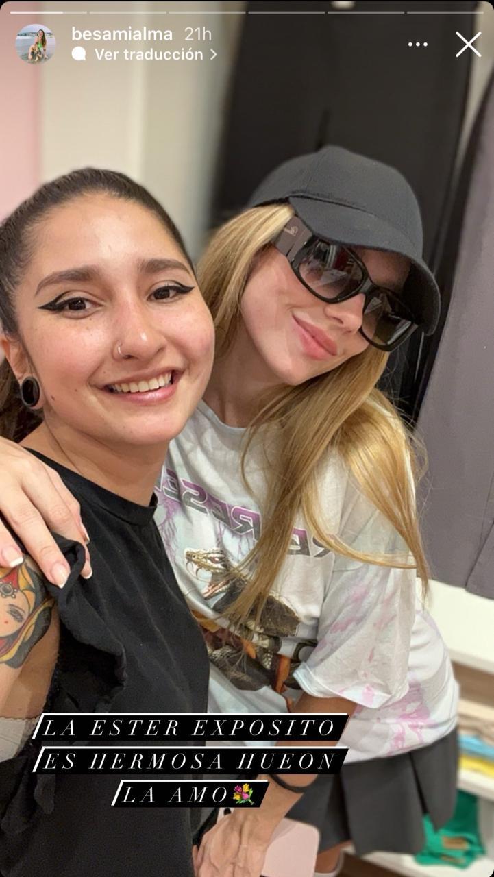 Ester Expósito y una fan chilena