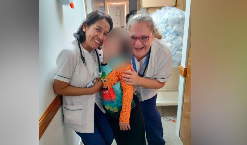 Santiago junto a enfermeras