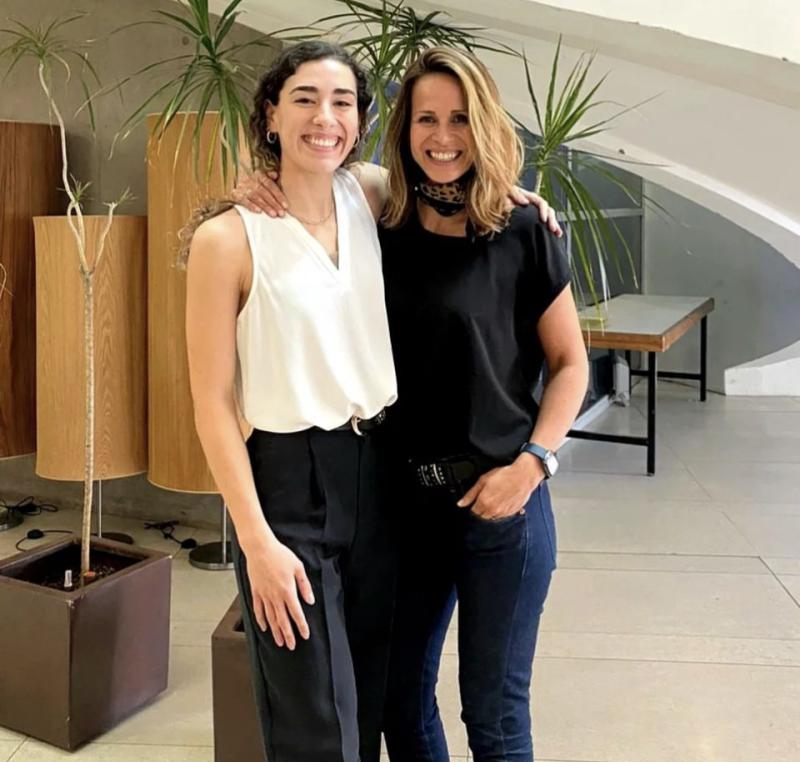 Sita Jeannette feliz junto a su hija