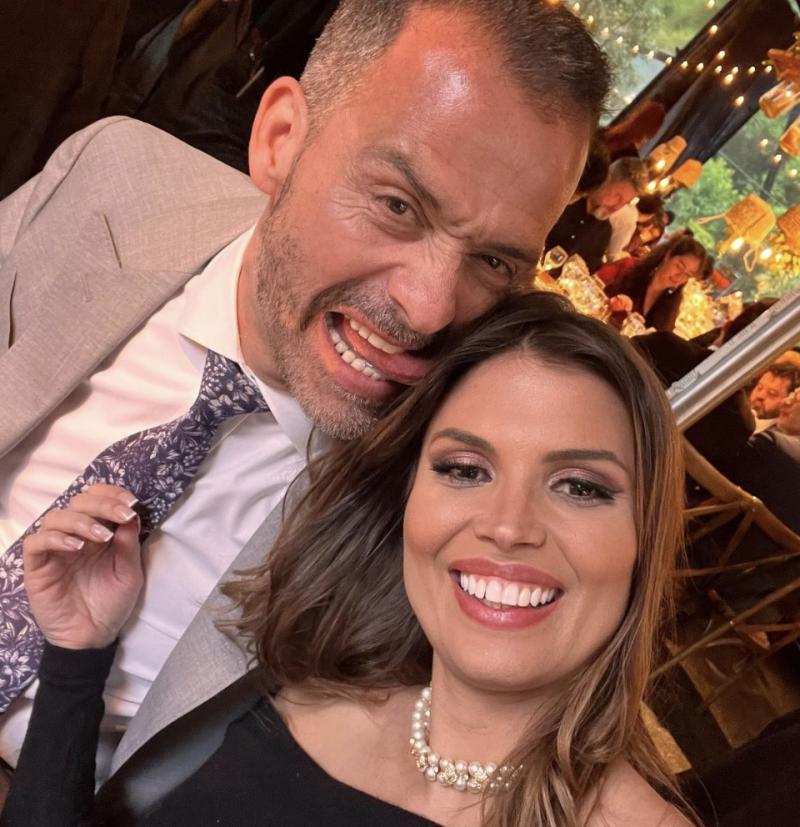 Iván Núñez y Thais Jordåo en un matrimonio