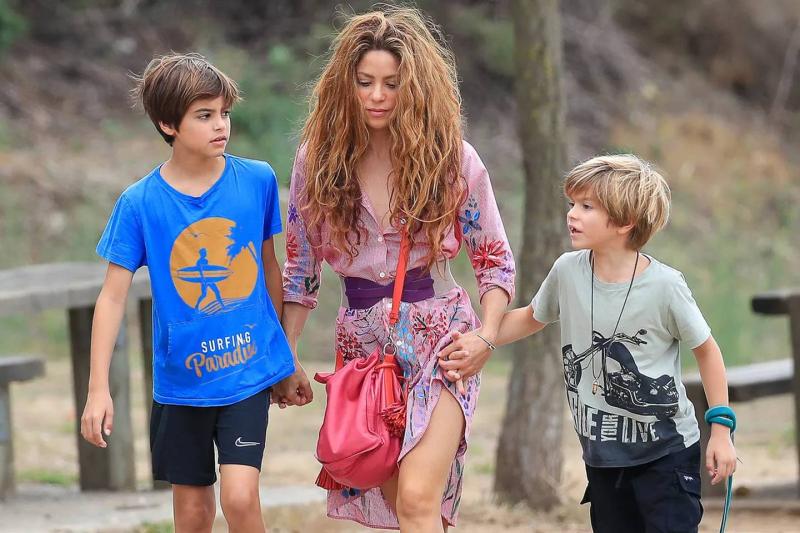Shakira junto a sus hijos