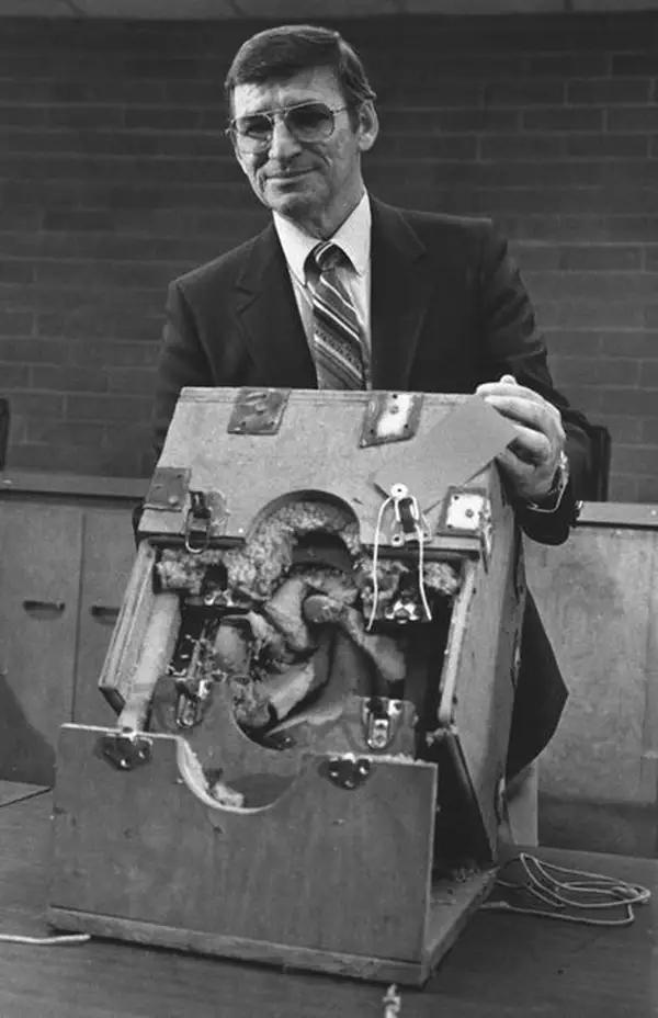 Caja usada para insonorizar a Colleen