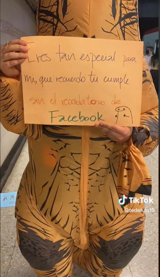 Cumplió 30 años y su amiga la sorprendió portando cartelitos vestida de dinosaurio en el Metro