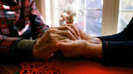 Bono Bodas de Oro: Conozca los requisitos para acceder a beneficio que supera los $400 mil