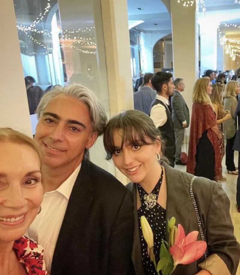 Karen Doggenweiler y Marco Enríquez-Ominami acompañando a su hija